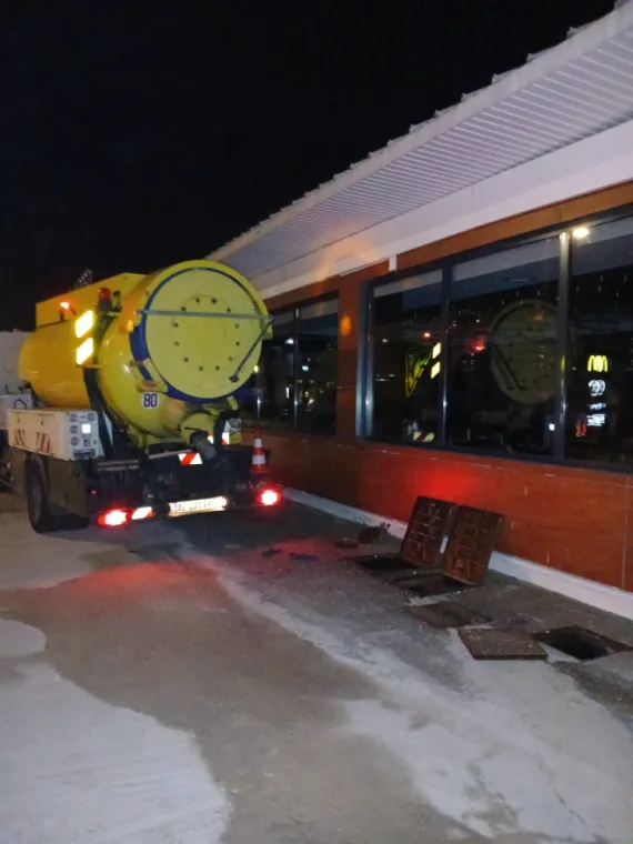 Vidange d'un bac à graisse dans un restaurant à Ambérieu-en-Bugey, Beynost, NOVEAX