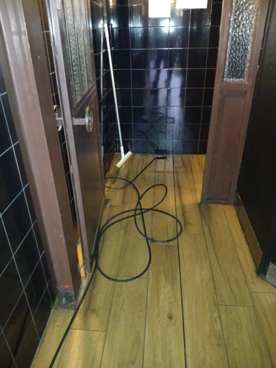 Débouchage d'une bonde de sol dans les WC dans un restaurant à DARDILLY, Beynost, NOVEAX